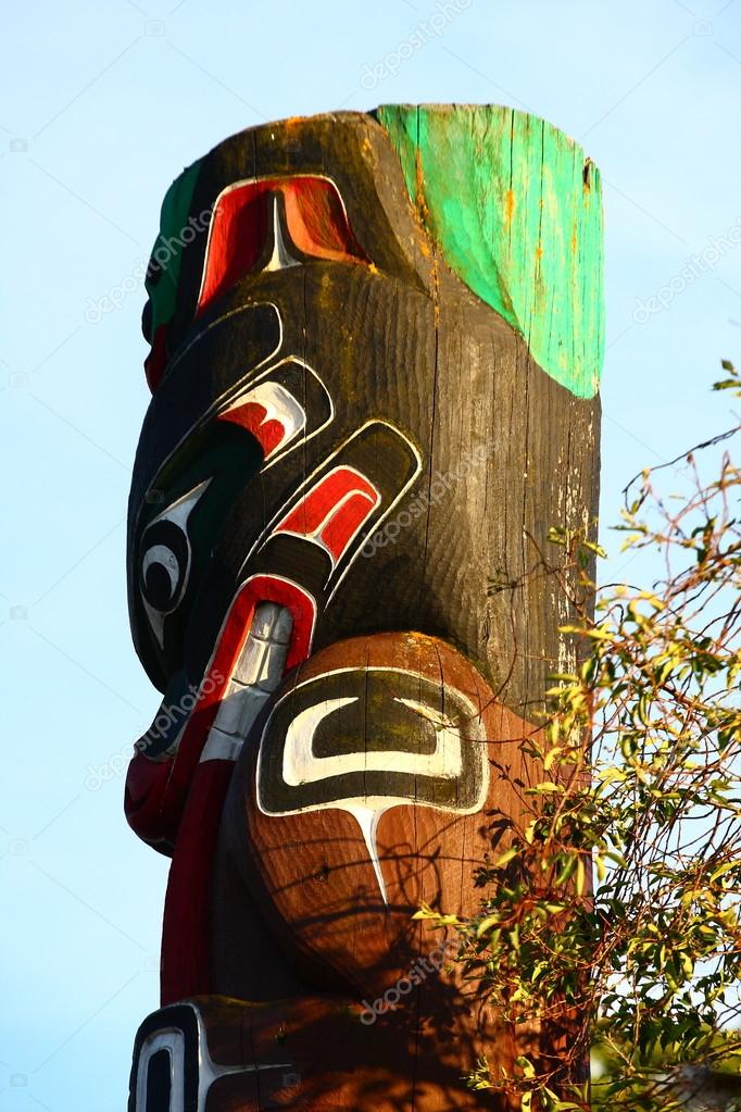 Inuit totem pole | Inuit Totem Under Blue Sky — Stock Photo © dbvirago