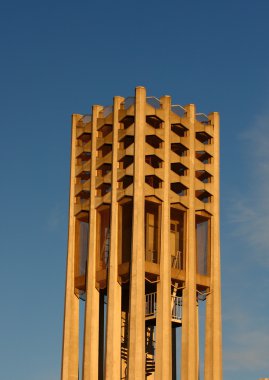 Çimento çan kulesi mavi gökyüzü altında