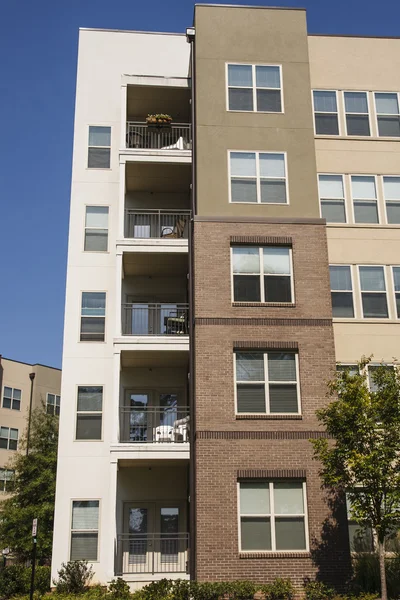Balkony a okna v budově byt — Stock fotografie