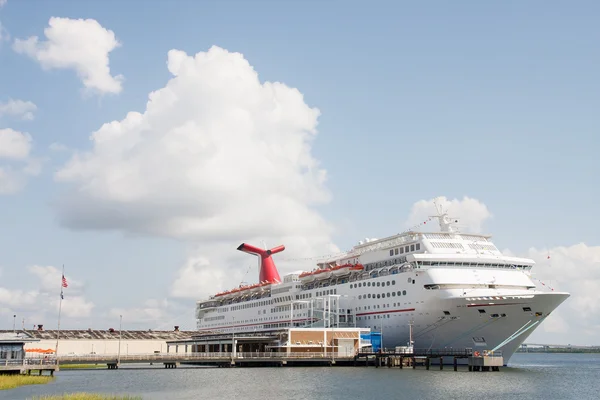 Spaßschiff unter geschwollenen Wolken — Stockfoto