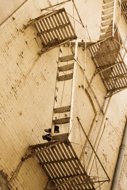 sarı tuğla ve yangın merdiveni