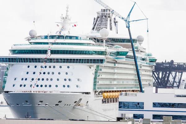 Blauwe kraan op cruiseschip — Stockfoto