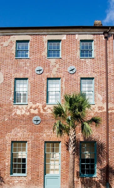 Antiguo edificio de ladrillo con frenos para terremotos — Foto de Stock