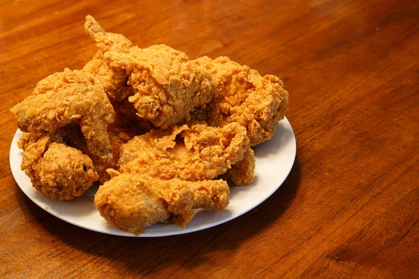 Ayam Goreng di Lempeng Putih Horisontal — Stok Foto