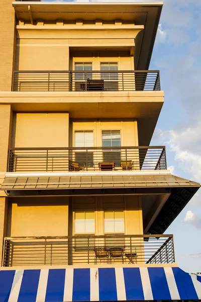 Balcones sobre toldo rayado azul — Foto de Stock