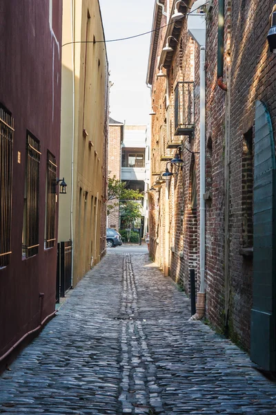 Murs de ruelle pavée et murs de briques — Photo