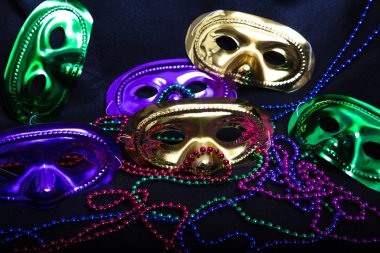 Mardi gras maskesi ve siyah boncuklar