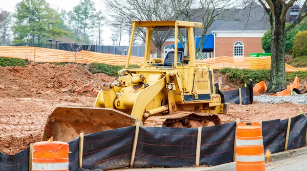 Gele bulldozer op vuil site — Stockfoto