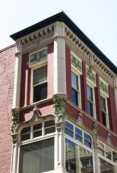 Antiguo edificio de ladrillo rojo con acabado blanco — Foto de Stock