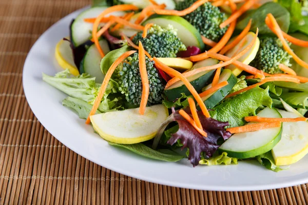 Salade mixte de légumes et légumes sur tapis de bambou — Photo