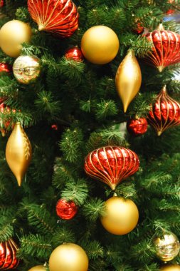 Noel ağacı üzerinde kırmızı ve altın takılar
