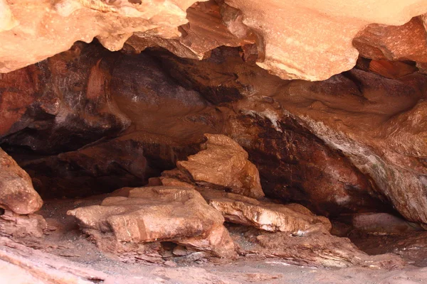 Sığ mağarada kırmızı kayalar — Stok fotoğraf