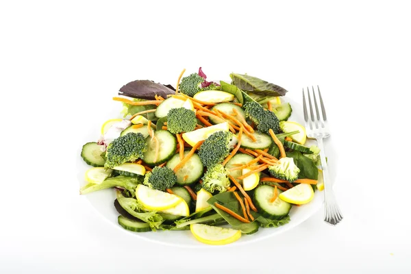 Salada de legumes frescos em tigela branca com garfo — Fotografia de Stock