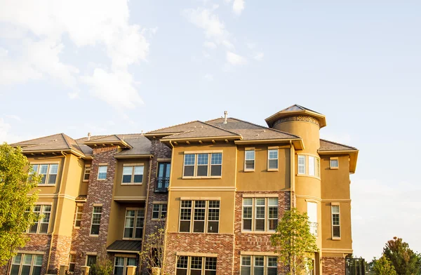 Golden Condo Building — Stock Photo, Image