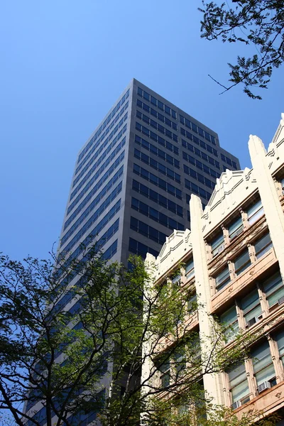 Oude klassieke gebouw en moderne nieuwe toren — Stockfoto