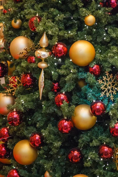 Weihnachtsbaum mit rotem und goldenem Schmuck — Stockfoto