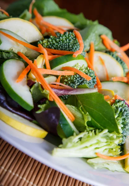 Ensalada de verduras frescas en ángulo —  Fotos de Stock