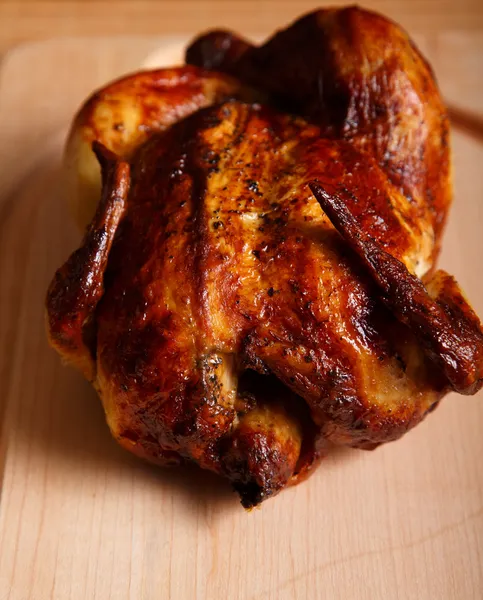 Bütün kızarmış tavuk Ağaç kesme tahtası