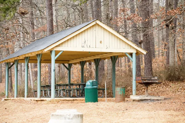 Oude ouderwetse picknick paviljoen in park — Stockfoto