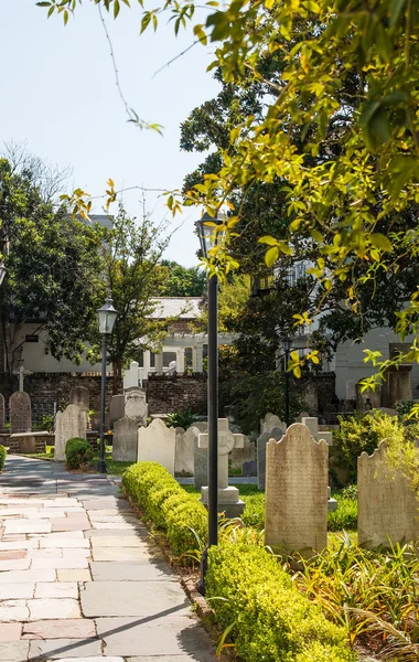 Lyktstolpe i gamla kyrkogård — Stockfoto