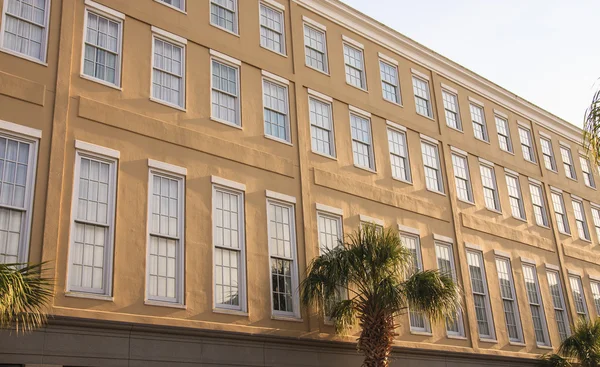 Hotel con muchas ventanas en la luz de la mañana — Foto de Stock