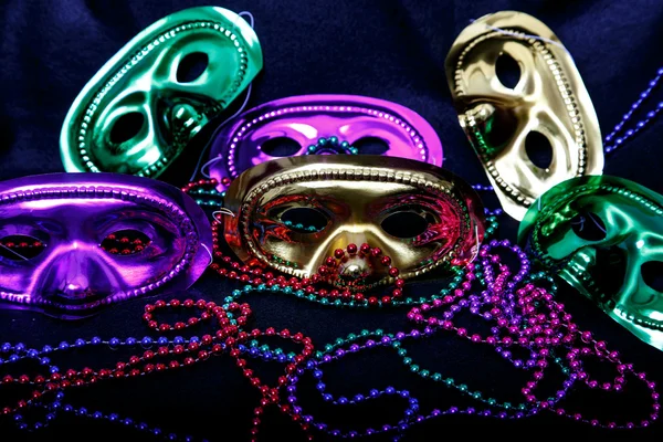 Masken und Perlen von mardi gras — Stockfoto
