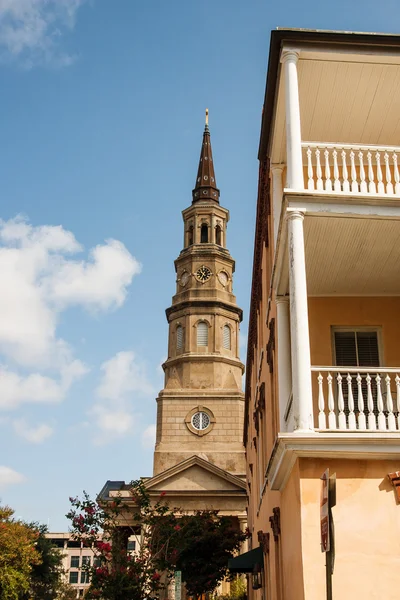 Kerk en balkons — Stockfoto