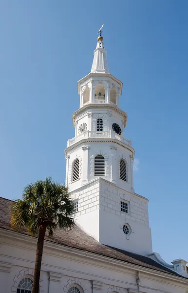 Steeple blanco con palmera — Foto de Stock