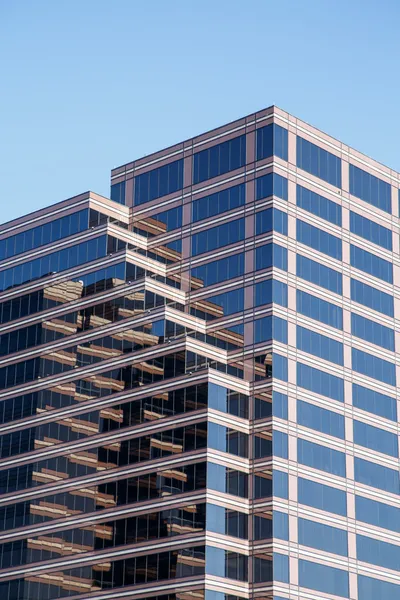Budynek biurowy brązowy szkło paski czarno-białe — Zdjęcie stockowe