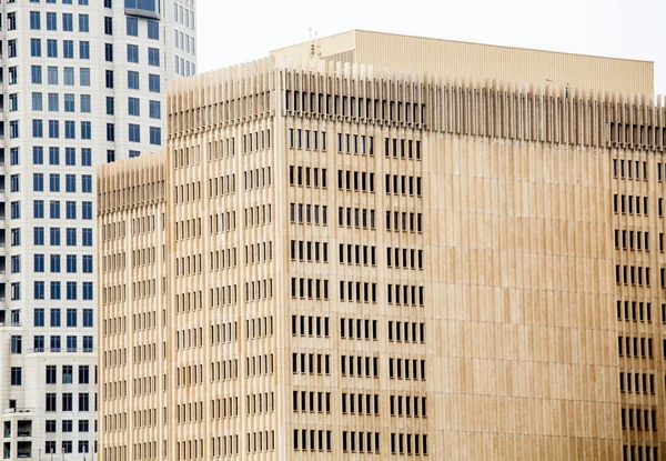 Gammal brun byggnad med smala fönster — Stockfoto
