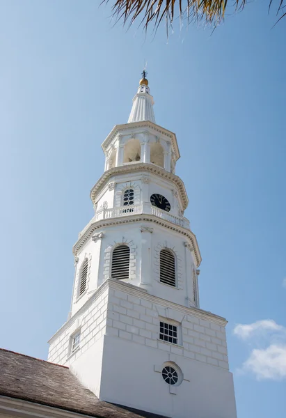 Iglesia blanca campanario desde tierra — Foto de Stock