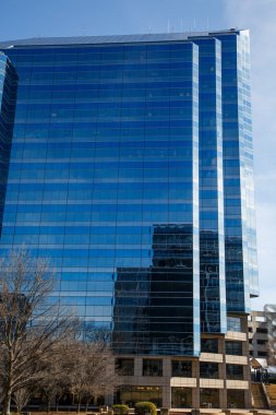 Peyzaj ötesinde mavi açılı cam kule