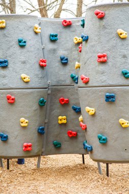 çocuklar ile renkli handholds duvar tırmanışı