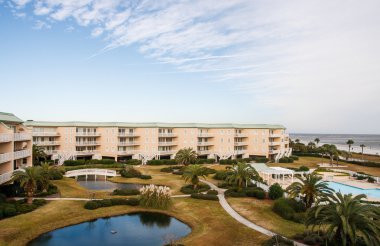 lüks sahil condos avluda göller ile