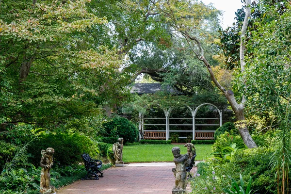 Allée en brique avec statuaire en pierre — Photo