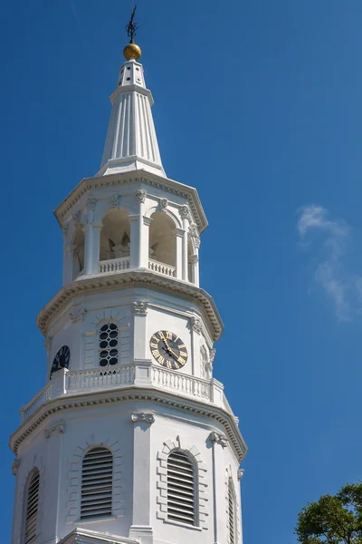 Biała wieża kościoła i wieży zegarowej — Zdjęcie stockowe