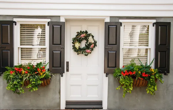 Caixas de flores e grinalda em Nice Small Home — Fotografia de Stock