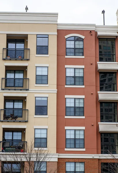 Hnědé a žluté byty s balkony — Stock fotografie
