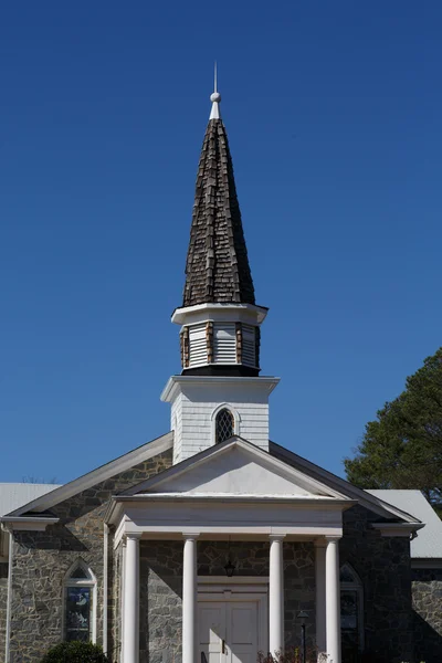 Chiesa in pietra con campanile in legno — Foto Stock