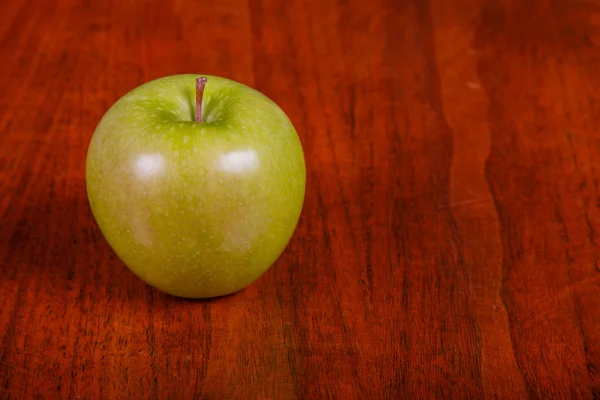 Manzana verde sobre mesa de madera —  Fotos de Stock