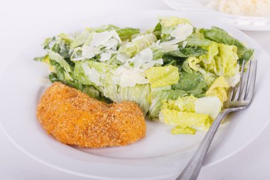 kızarmış tavuk göğsü ve Sezar salatası