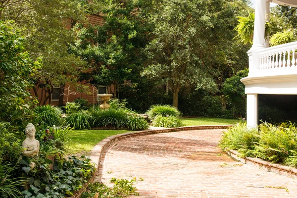 Brick Driveway Passado Jardim Paisagístico — Fotografia de Stock