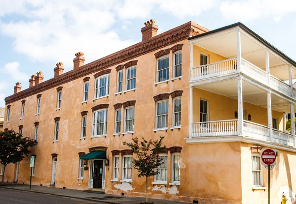 Old Peach Colored Stucco Building — Stock Photo, Image