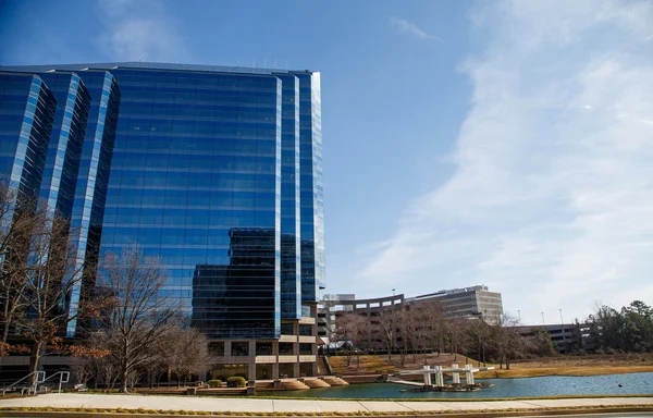Lago de la torre de oficinas moderno azul —  Fotos de Stock