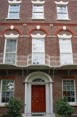 Maun kapı ile üç katlı tuğla