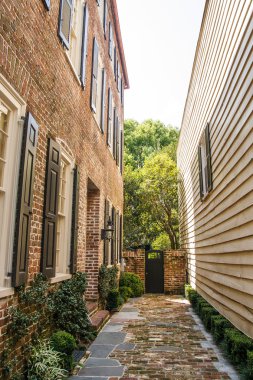 siding evleri arasındaki tuğla tuğla geçit