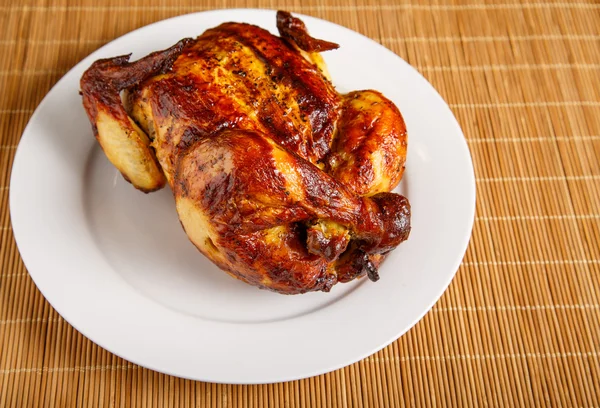 Hühnerbraten schräg auf weißem Teller — Stockfoto