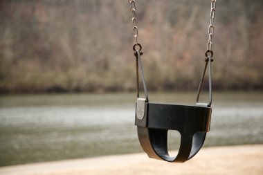 nehir kenarında salıncak