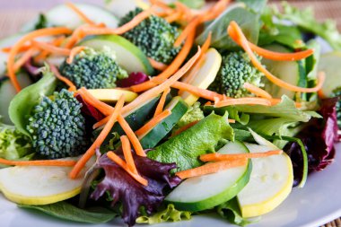 dilimlenmiş salatalık ve kabak salatası