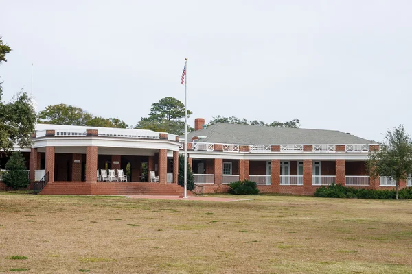 Baksteen paviljoen met Amerikaanse vlag — Stockfoto